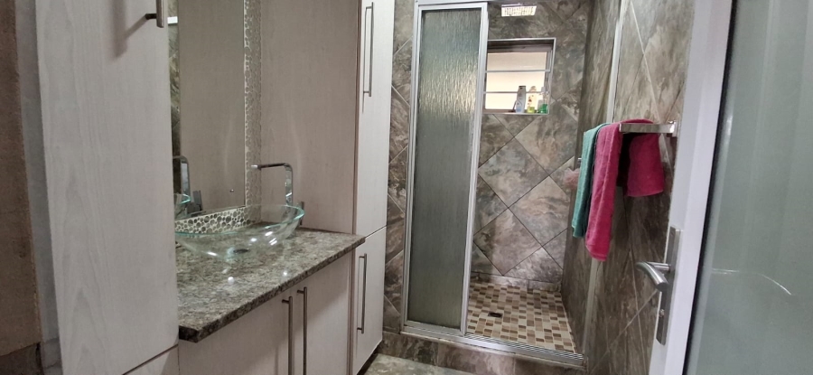 6 Bedroom Property for Sale in Haven Hills Eastern Cape